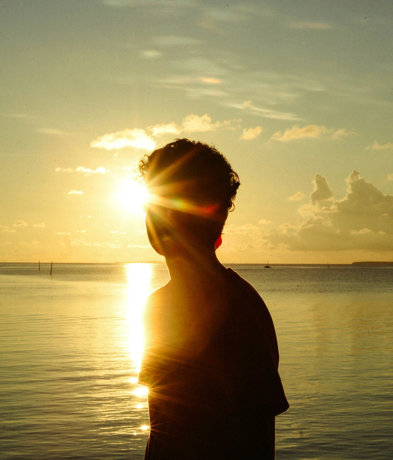 Silhouette of traveller by water with sunset | Mobius